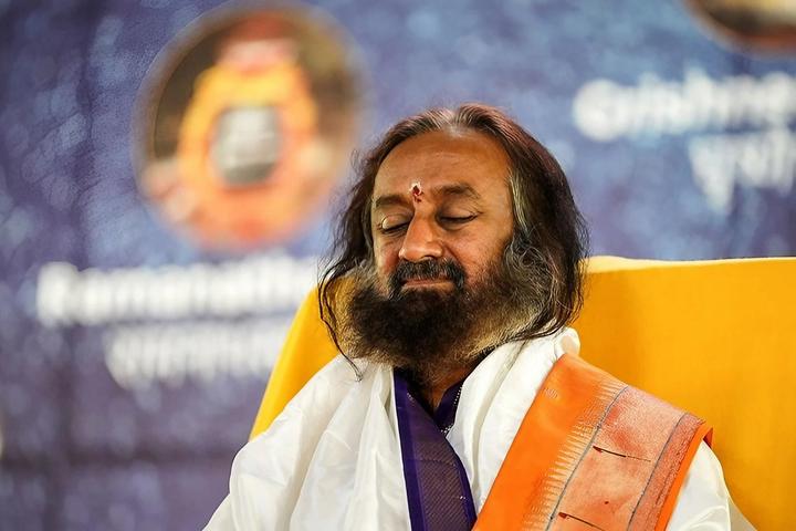 Gurudev-meditating-during-Navratri-puja.jpeg